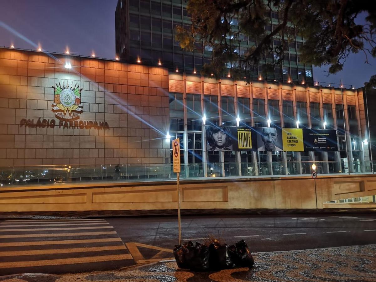 Ensolarado E Espacoso Quarto/Sala No Coracao De Poa Порту Алегри Екстериор снимка